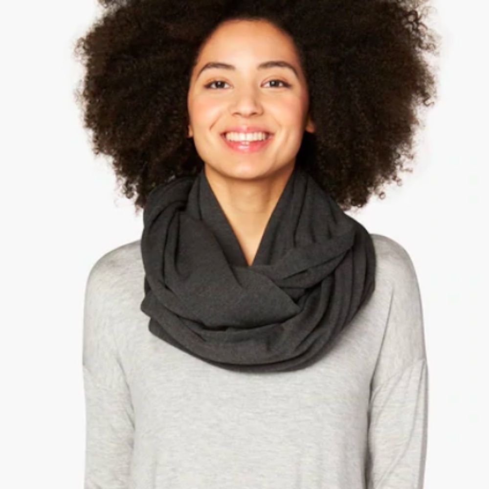 NWT Beyond Yoga Black Infinity Scarf w/ Hidden Zipper Pocket Phone Wallet - Picture 4 of 13